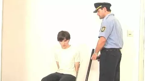 Novinho detido deixa o policial usar cintaralho