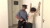 Ragazzo fermato si fa scopare con strap-on dal poliziotto