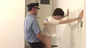 Ragazzo fermato si fa scopare con strap-on dal poliziotto