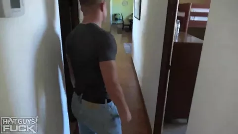 Macho musculoso se folla a una belleza