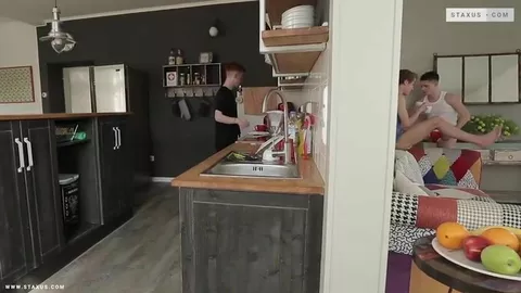 Jeune roux se fait enculer par deux bites en même temps