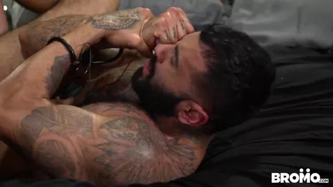 Bodybuilder fickt einen Holzfäller