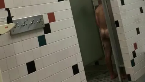 Caméras c*ch**s dans les vestiaires hommes
