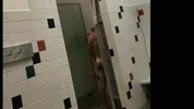 Caméras c*ch**s dans les vestiaires hommes