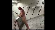 Caméras c*ch**s dans les vestiaires hommes
