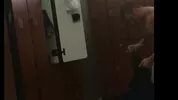 Caméras c*ch**s dans les vestiaires hommes