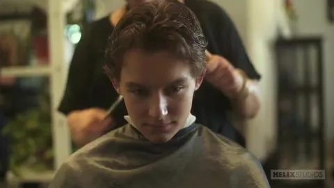 Prima esperienza di bareback con la sua fidanzata del liceo