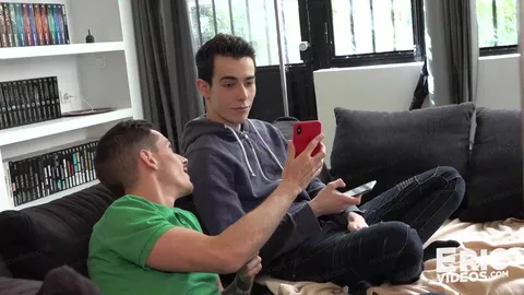 Un couple se paye un troisième mec (bareback hard)