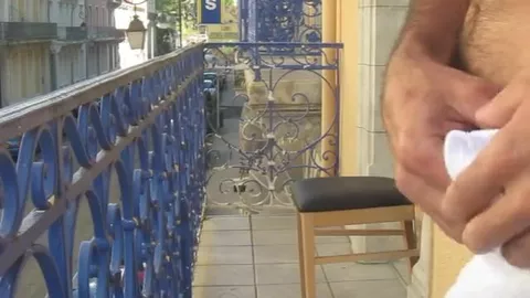 Branle exhib sur le balcon d'un hotel