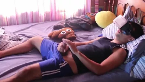 Beccato il coinquilino a segarsi col visore VR