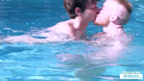 Seghe a bordo piscina con gli amici finisce in bareback