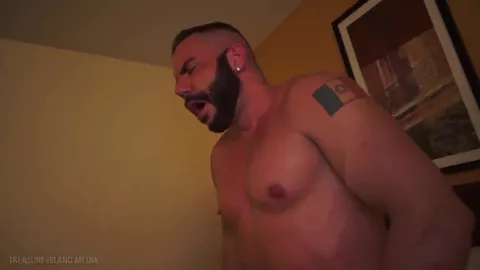 Virilier Amateur-Bear lässt sich den Arsch durchhobeln