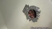 Jeune mec niqué par tous les trous dans un gloryhole