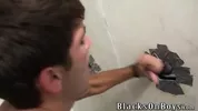 Jeune mec niqué par tous les trous dans un gloryhole