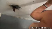 Jeune mec niqué par tous les trous dans un gloryhole