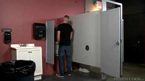 Dans les toilettes publiques un homme déguste un gros chibre