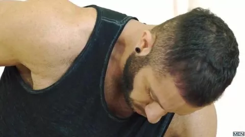 Séance de yoga part en sexe gay accrobatique