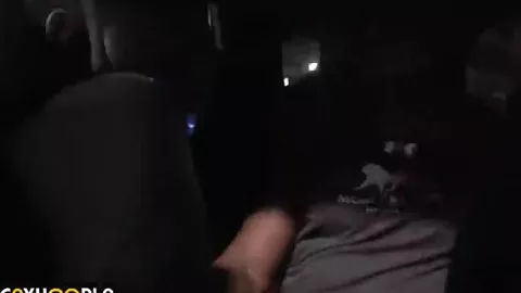 Homme black exhibe ses muscles et son gros sexe