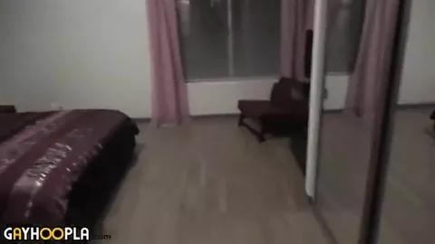 Homme black exhibe ses muscles et son gros sexe