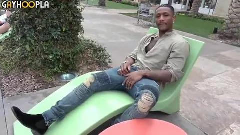 Homme black exhibe ses muscles et son gros sexe