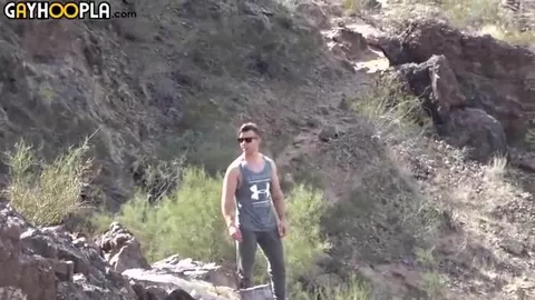 Homme black exhibe ses muscles et son gros sexe