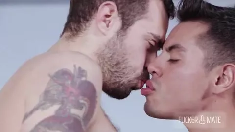 Latino riempito dal grosso cazzo di un hipster