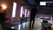 Er schnappt sich einen JH beim Bowling und nimmt ihn mit nach Hause
