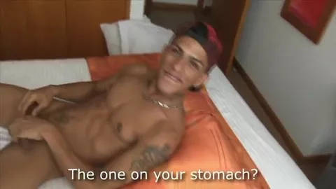 Malandro latino bate uma