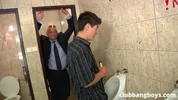 Vecchio gay scopa un giovane vergine nel bagno pubblico