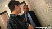 Vecchio gay scopa un giovane vergine nel bagno pubblico