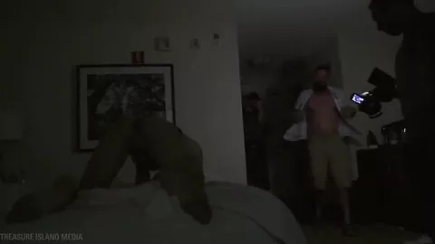 Maxx Iron et Pete Summers se relaient pour baiser le cul de Ryan Powers, sans capote