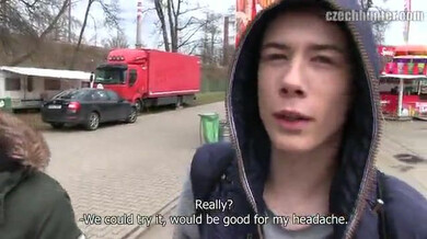 Miro a mi colega follarse a su novio