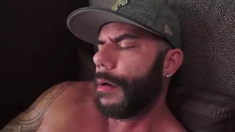 Carlos Alexander, homem peludo batendo uma