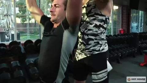 Trainer privato scopa il suo allievo in palestra