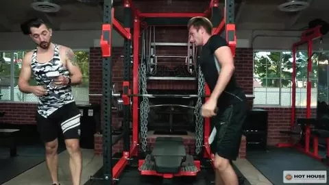 Entrenador personal se folla a su alumno en el gym