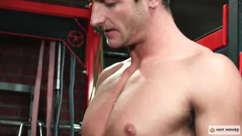 Privattrainer fickt seinen Schützling im Gym