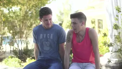 jeune garçon délicieux et doué de sa bite