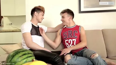 3 teens gay goutent au fruit défendu