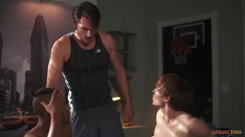 Gemischtrassiger Gay kriegt ordentlich den Hintern versohlt