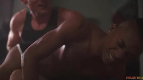 Meticcio gay prende una bella sculacciata