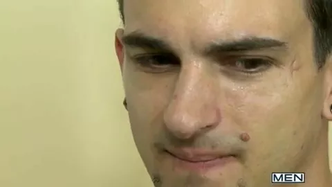 Je me mets nu pour faire le ménage des bureaux