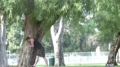 Mi scopo un etero nei cessi pubblici