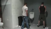 Je baise un hétéro dans les chiottes publiques