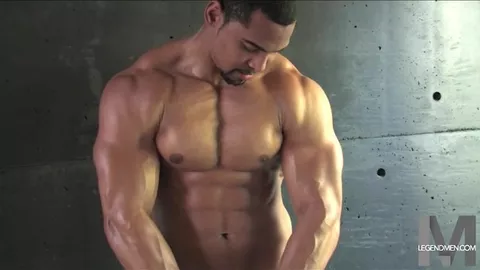 Fisiculturista mestiço bate uma e goza