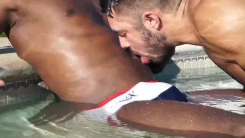 Interrassiger Gaysex am Pool