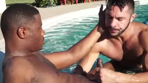 Interrassiger Gaysex am Pool