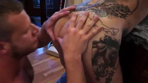 Tätowierter Hottie bekommt den Arsch vom Prügel zerfickt