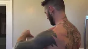 Bel homme tatoué se fait exploser le cul par une grosse bite