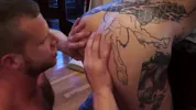 Bel homme tatoué se fait exploser le cul par une grosse bite