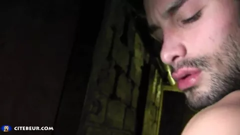 Un español de vacaciones es reventado en un sótano